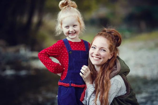 A series about happy red-haired. The elder sister and younger brother and sister. Park, autumn, river — Stock Image A series about happy red-haired. The elder sister and younger brother and sister. Park, autumn, river Stock Picture