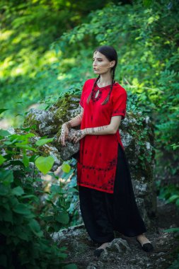 Kızların ellerinde Mehendi, kahverengi mehndi dövmeli kadın elleri. Kına dövmeli Hintli gelinin elleri..