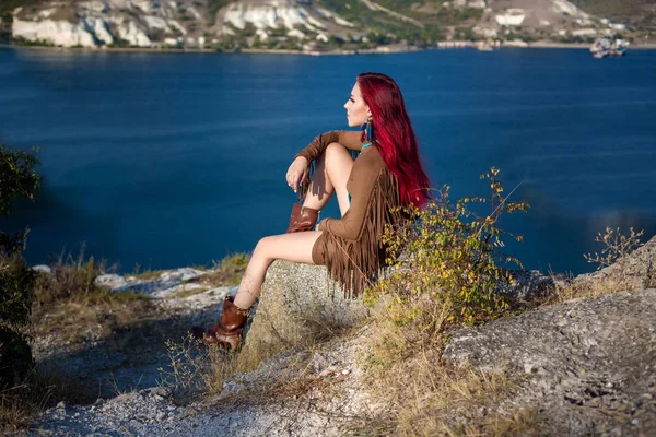 Genuss - freie glückliche Frau genießt Sonnenuntergang. — Stockfoto