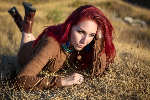 Genot - vrije gelukkig vrouw genieten van de zonsondergang. — Stockfoto