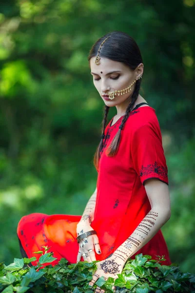 Mehendi en las manos de las niñas, Manos de mujer con tatuaje mehndi marrón. Manos de novia india con tatuajes de henna marrón. — Foto de Stock