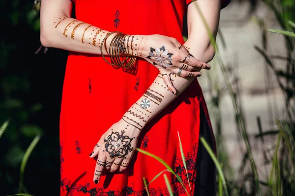 Mehendi nas mãos de meninas, Mãos de mulher com tatuagem de mehndi marrom. Mãos de noiva indiana menina com tatuagens de henna marrom. — Fotografia de Stock
