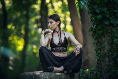 Mehdi kızlar, kahverengi mehndi tat ile kadın el eller üzerinde