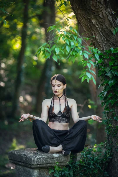 Mehendi na rukou dívky, ženy rukou hnědé mehndi TAT — Stock fotografie