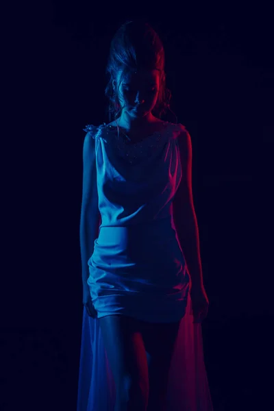 Fashion portrait of young elegant girl in white dress. Black background, studio shot. — Stock Photo, Image