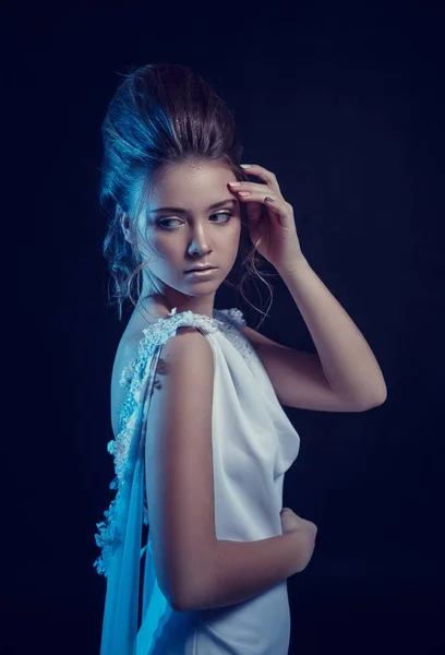 Portrait de mode de jeune fille élégante en robe blanche. Fond noir, plan studio . — Photo