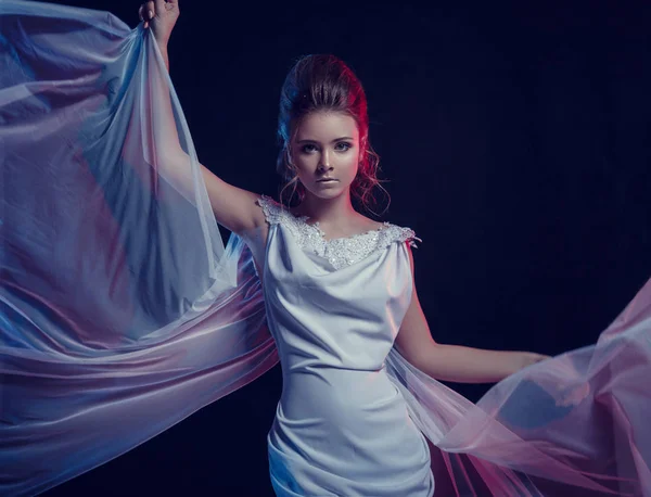 Retrato de moda de menina elegante jovem em vestido branco. Fundo preto, tiro de estúdio . — Fotografia de Stock