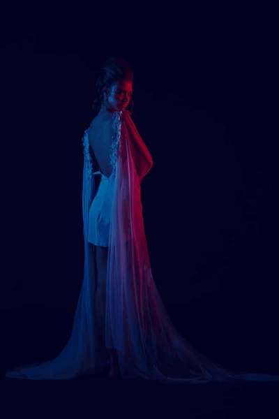 Portrait de mode de jeune fille élégante en robe blanche. Fond noir, plan studio . — Photo