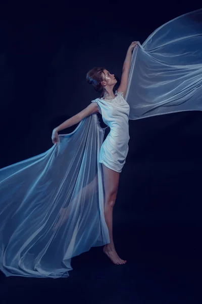 Retrato de moda de menina elegante jovem em vestido branco. Fundo preto, tiro de estúdio . — Fotografia de Stock