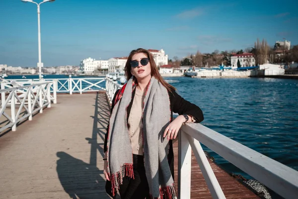 Mujer alegre caminando por la calle de la ciudad disfrutando de tiempo libre los fines de semana de primavera, mujer feliz en gafas de sol evoca el aire fresco del mar — Foto de Stock