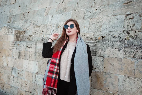 Femme joyeuse marchant dans la rue de la ville profitant de temps libre le week-end de printemps, femme heureuse dans des lunettes de soleil évoque l'air frais de la mer — Photo