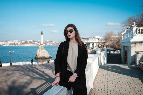 Fröhliche Frauen, die an den Frühlingswochenenden auf der Stadtstraße spazieren gehen und die freie Zeit genießen, fröhliche Frauen mit Sonnenbrille beschwören die frische Meeresluft — Stockfoto