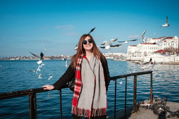 Fröhliche Frauen, die an den Frühlingswochenenden auf der Stadtstraße spazieren gehen und die freie Zeit genießen, fröhliche Frauen mit Sonnenbrille beschwören die frische Meeresluft — Stockfoto