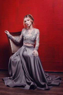 lüks bej elbise giyen kahverengi saçlı güzel genç kız moda stüdyosu fotoğraf,