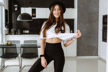 Genç, çekici, gülümseyen kadın yoga yapıyor.