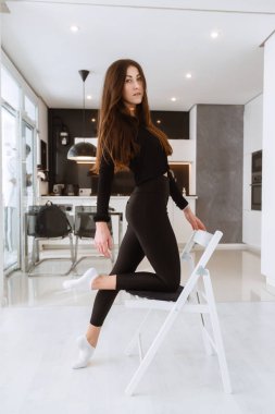 Genç, çekici, gülümseyen kadın yoga yapıyor.