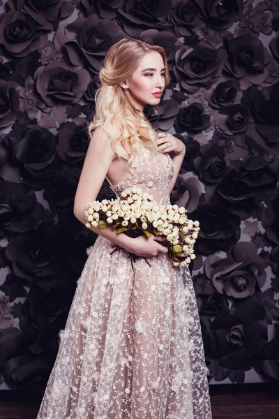 Foto studio di moda di bella ragazza con i capelli castani che indossano lussuoso abito beige , — Foto Stock