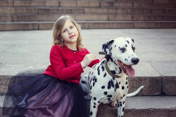 Giovane ragazza con i suoi cani dalmati in un parco primaverile — Foto Stock