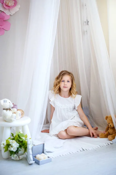 Cute Little Girl marzenia o zostaniu księżniczkę — Zdjęcie stockowe