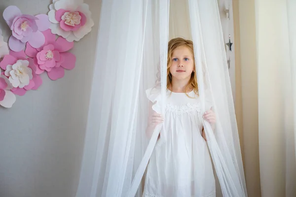 Schattig meisje droomt ervan om een prinses — Stockfoto