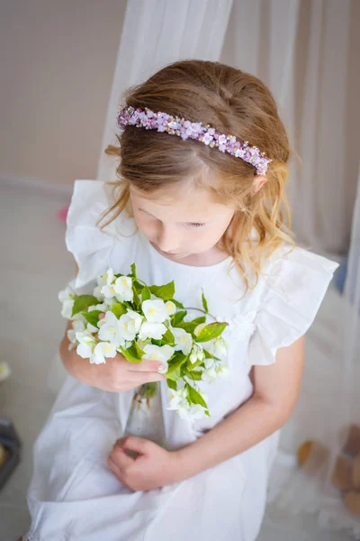 Cute Little Girl marzenia o zostaniu księżniczkę — Zdjęcie stockowe