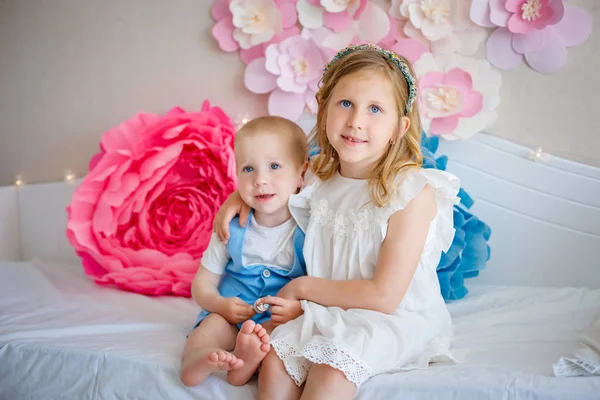 A sweet girl and her brother at home — Stock Photo, Image