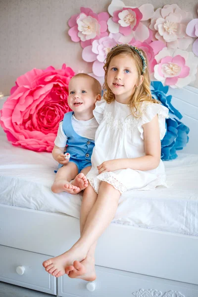 Słodka dziewczyna i jej brat w domu — Zdjęcie stockowe