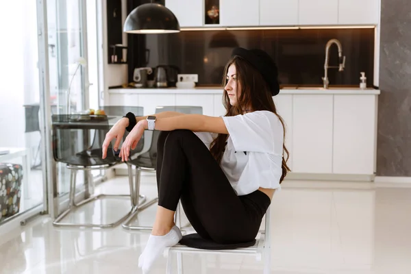 Joven mujer sonriente atractiva practicando yoga —  Fotos de Stock