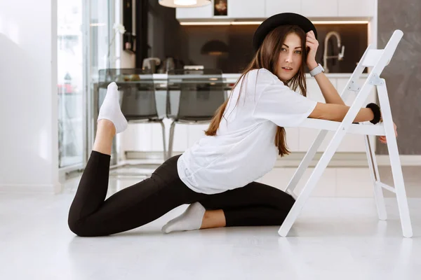 Mladý atraktivní usmívající se žena cvičit jógu — Stock fotografie