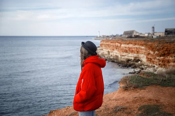 Herbst Frau im Regen Blick auf das Meer an grauen Tag. — Stockfoto