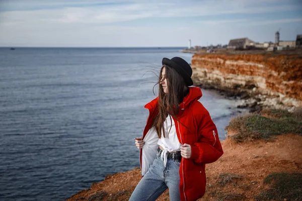 Herbst Frau im Regen Blick auf das Meer an grauen Tag. — Stockfoto