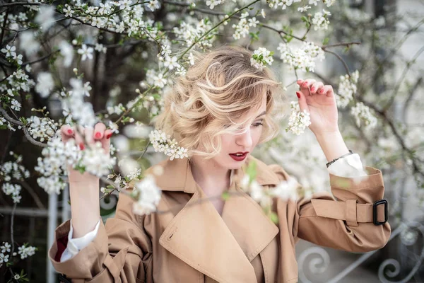 Retrato de la mujer de moda de la muchacha joven bastante de moda posando en la ciudad en Europa, moda de la calle de primavera. retrato sonriente y riente . — Foto de Stock