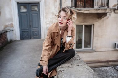 Avrupa'da, Bahar sokak moda City'deki poz genç oldukça trendy kız moda kadın portresi. gülüyor ve portre gülümseyen.