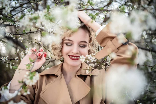 Fashion woman portrait of young pretty trendy girl posing at the city in Europe,spring street fashion. laughing and smiling portrait. — Stock Photo, Image