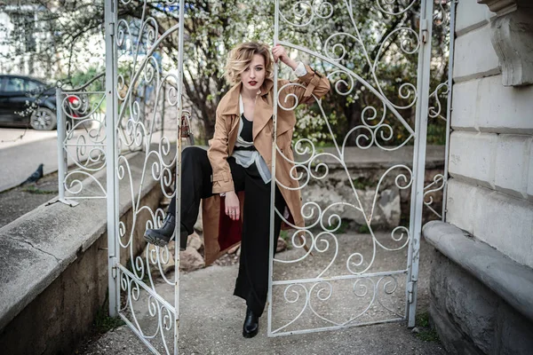 Fashion woman portrait of young pretty trendy girl posing at the city in Europe,spring street fashion. laughing and smiling portrait. — Stock Photo, Image