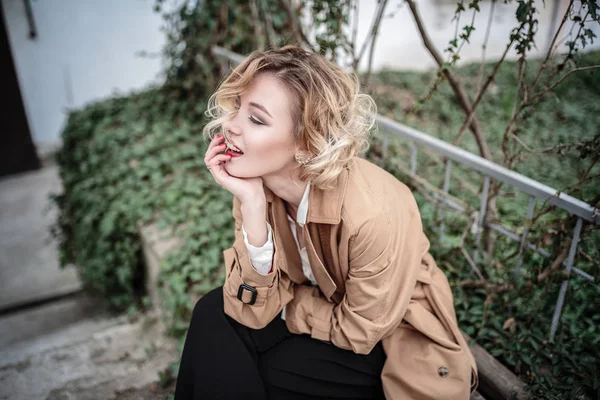 Fashion woman portrait of young pretty trendy girl posing at the city in Europe,spring street fashion. laughing and smiling portrait. — Stock Photo, Image