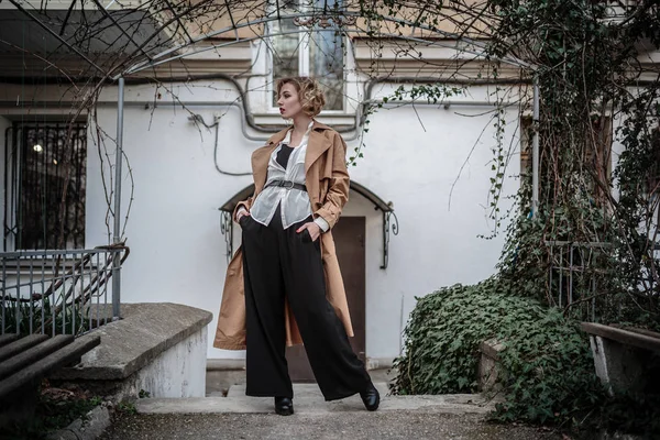 Retrato de la mujer de moda de la muchacha joven bastante de moda posando en la ciudad en Europa, moda de la calle de primavera. retrato sonriente y riente . — Foto de Stock