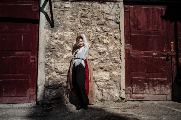 Retrato de la mujer de moda de la muchacha joven bastante de moda posando en la ciudad en Europa, moda de la calle de primavera. retrato sonriente y riente . —  Fotos de Stock