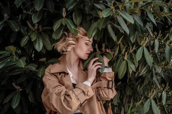 Mode vrouw portret van mooie trendy meisje poseren op de stad in Europa, lente straat mode. lachen en glimlachen portret. — Stockfoto