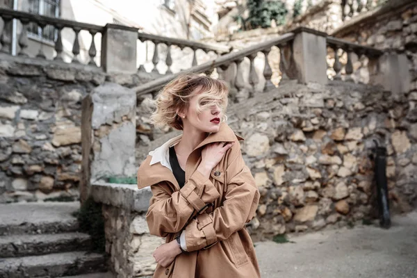 Retrato de la mujer de moda de la muchacha joven bastante de moda posando en la ciudad en Europa, moda de la calle de primavera. retrato sonriente y riente . — Foto de Stock