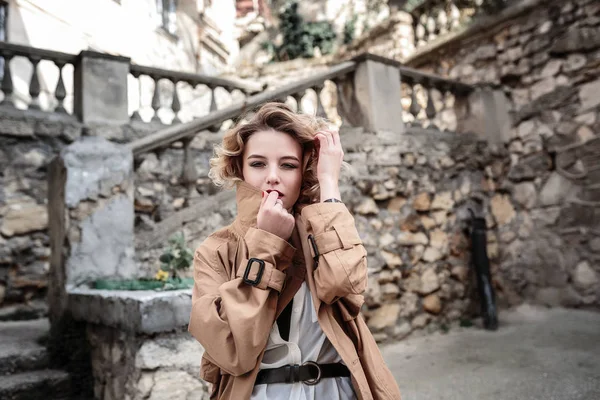 Mode Frauenporträt von jungen hübschen trendigen Mädchen posiert in der Stadt in Europa, Frühling Straßenmode. Porträt lachend und lächelnd. — Stockfoto