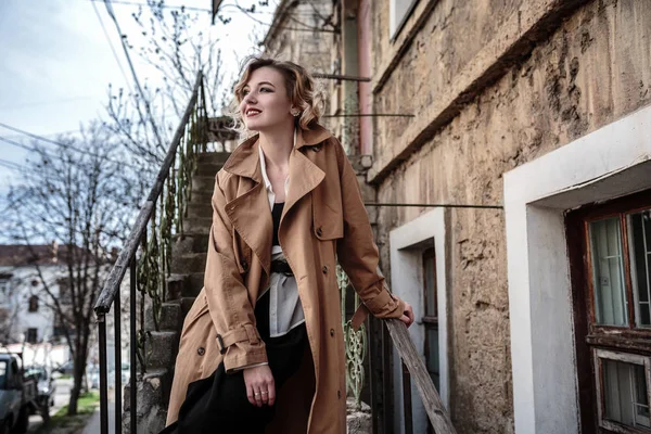 Portrait de femme de mode de jeune jolie fille à la mode posant à la ville en Europe, printemps mode de rue. portrait riant et souriant . — Photo