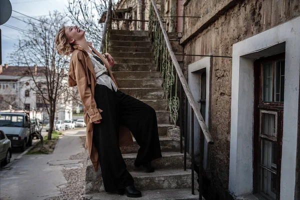 Fashion woman portrait of young pretty trendy girl posing at the city in Europe,spring street fashion. laughing and smiling portrait. — Stock Photo, Image