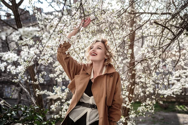 Fashion woman portrait of young pretty trendy girl posing at the city in Europe,spring street fashion. laughing and smiling portrait. — Stock Photo, Image