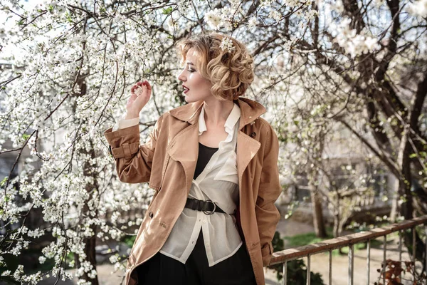 Mode vrouw portret van mooie trendy meisje poseren op de stad in Europa, lente straat mode. lachen en glimlachen portret. — Stockfoto