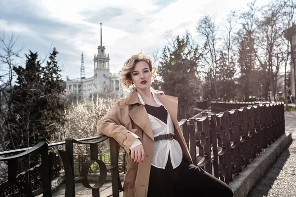 Mode kvinna porträtt av unga ganska trendig tjej poserar på staden i Europa, spring street mode. skrattar och ler porträtt. — Stockfoto