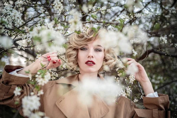 Mode vrouw portret van mooie trendy meisje poseren op de stad in Europa, lente straat mode. lachen en glimlachen portret. — Stockfoto