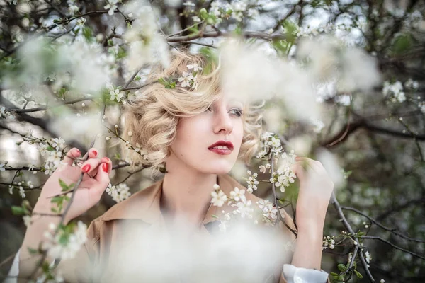 Mode Frauenporträt von jungen hübschen trendigen Mädchen posiert in der Stadt in Europa, Frühling Straßenmode. Porträt lachend und lächelnd. — Stockfoto