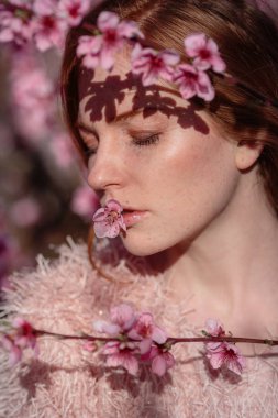 Çiçek nazik bir şeftali Bahçe Kızıl saçlı güzel genç kız.