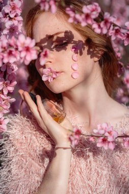 Çiçek nazik bir şeftali Bahçe Kızıl saçlı güzel genç kız.